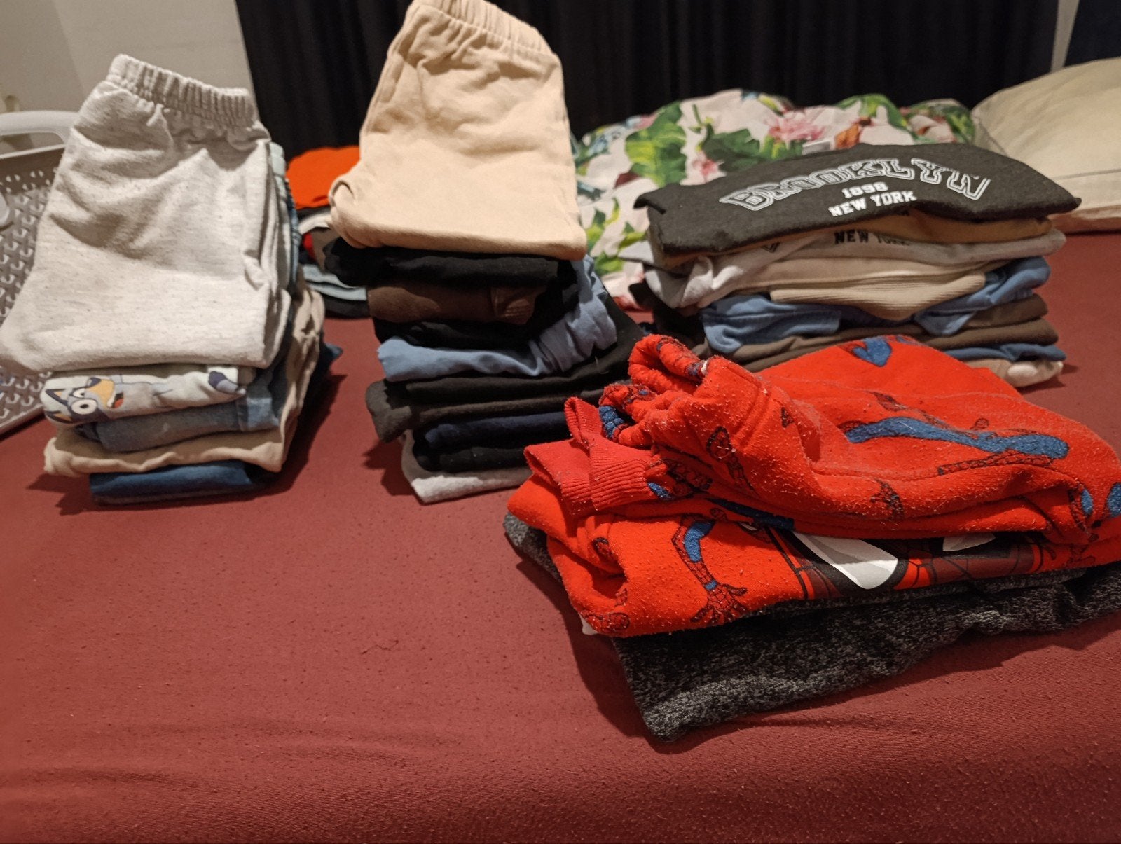 Diverse broeken: spijkerbroeken en joggingbroeken - maat 98, Ophalen of Verzenden, Jongen, Broek