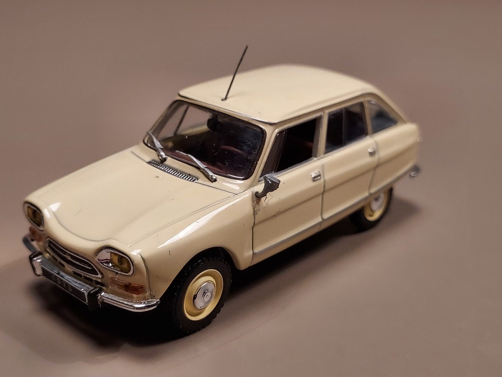 Citroën Ami 8 berline 1973 Universal Hobbies 1:43  opgeknapt, Hobby en Vrije tijd, Modelauto's | 1:43, Ophalen of Verzenden, Gebruikt