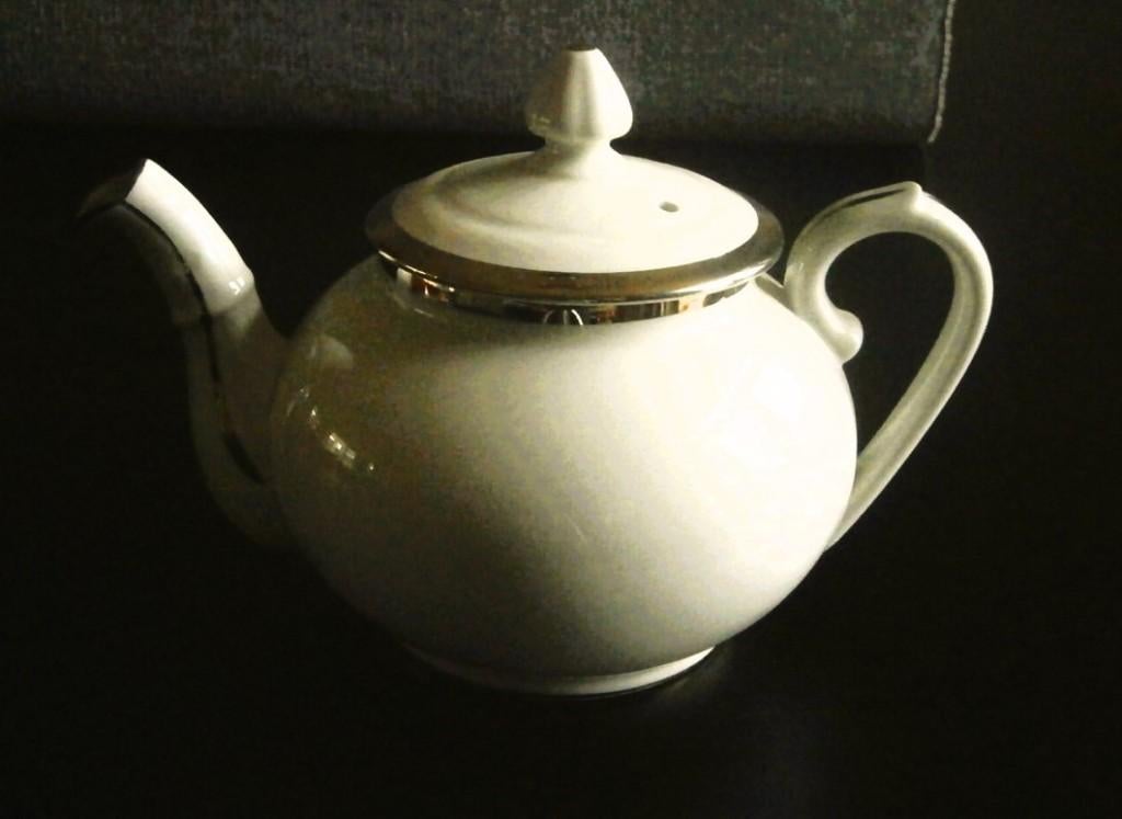 Pillivuyt Theepot van hoge kwaliteit. Wit met zilveren rand, Ophalen of Verzenden