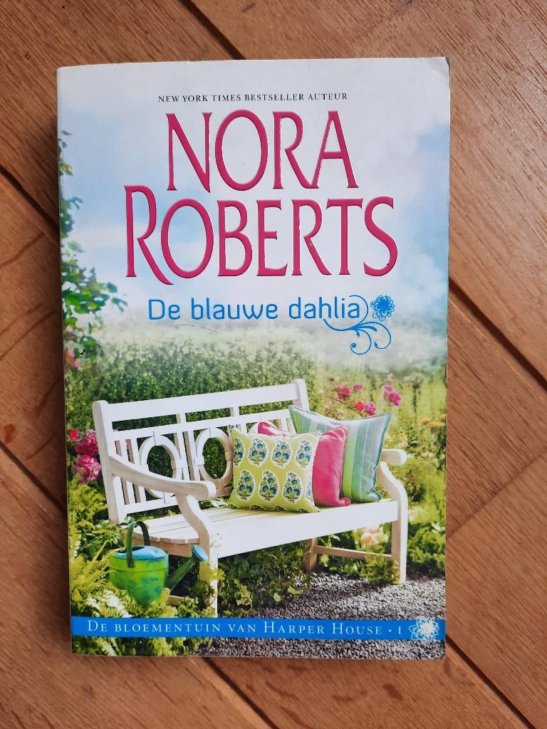 Nora Roberts - De blauwe dahlia - De bloementuin van Harper, Ophalen of Verzenden, Zo goed als nieuw, Nora Roberts