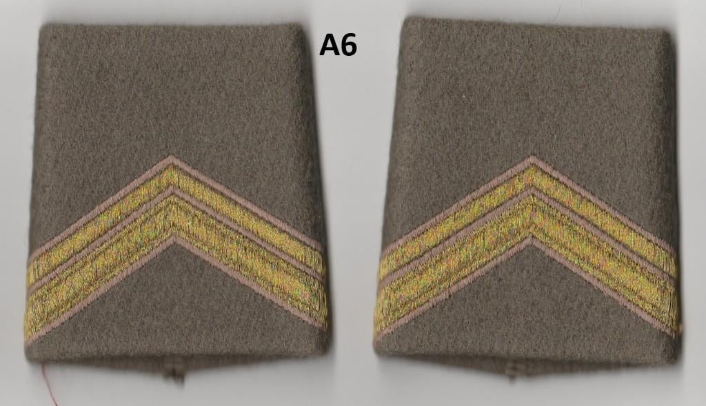 Set rangen epauletten Sergeant 1e klasse, winterjas, Ophalen of Verzenden, Landmacht, Nederland, Embleem of Badge