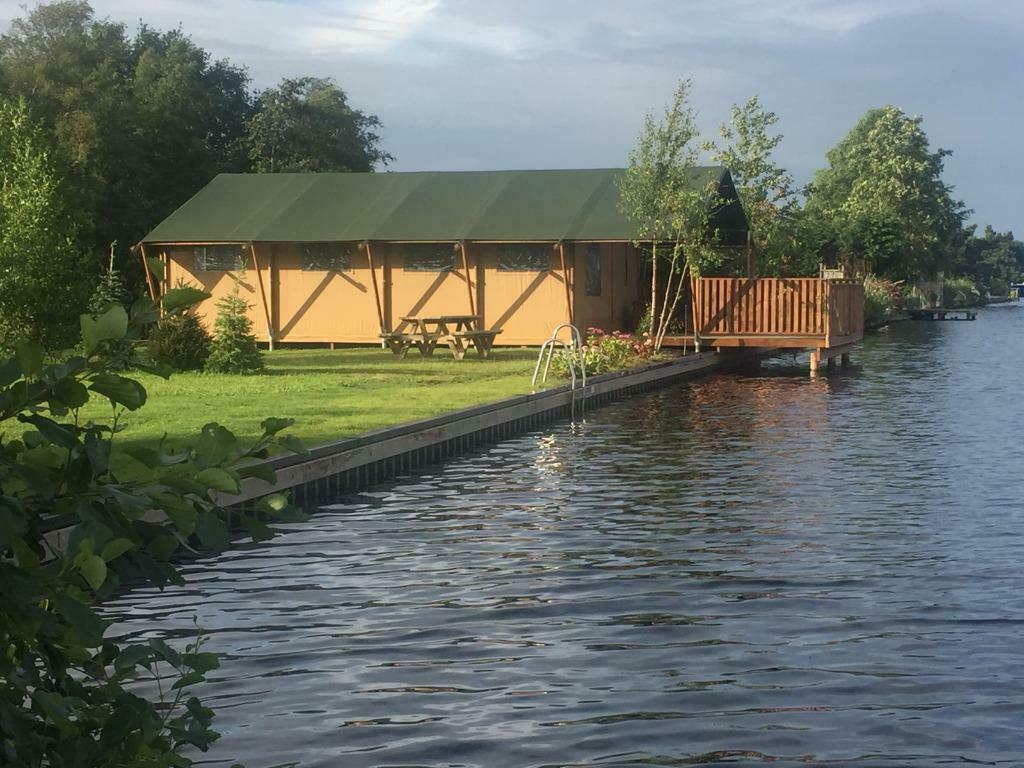 Te huur Glamping Lodge op privé eiland, Tuin, Aan meer of rivier, Landelijk