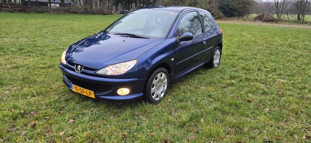 Peugeot 206 Airco!! Nwe distributie, Auto's, Peugeot, Bedrijf, ABS, Airbags, Airconditioning, Bluetooth, Boordcomputer, Centrale vergrendeling