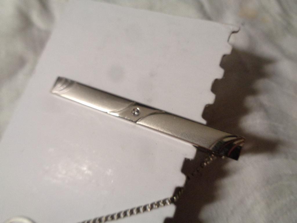 zilverkleurige dasspeld+ketting +1 kristal steen nr br 0157, Ophalen of Verzenden, Nieuw