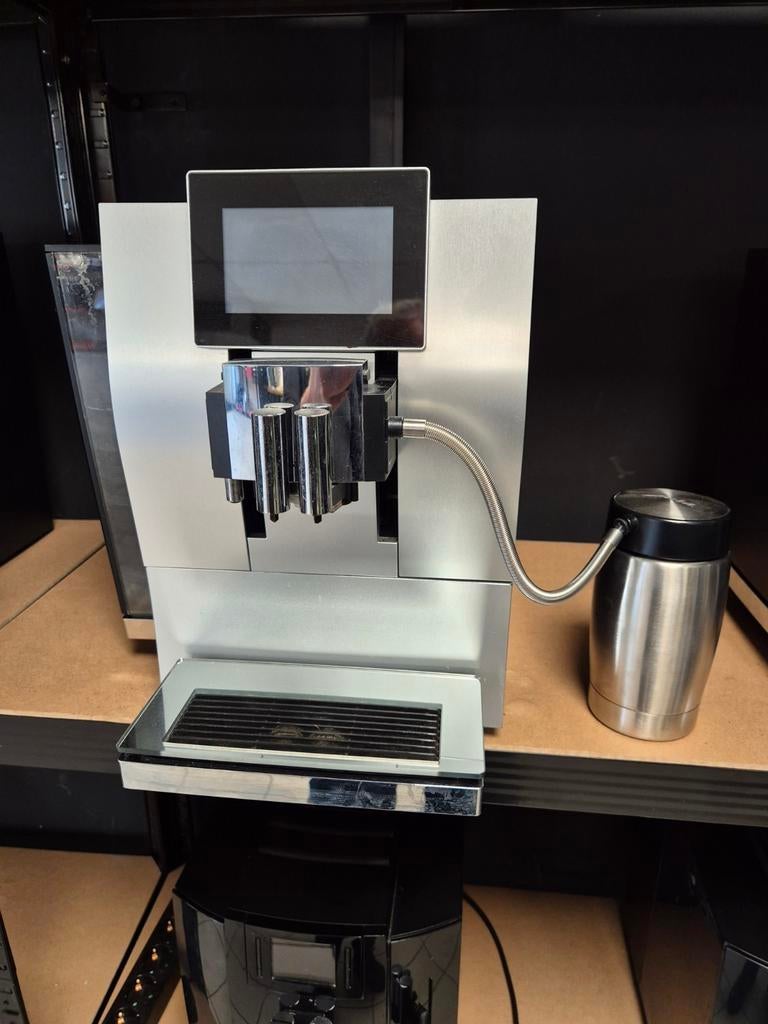 Jura Z8 incl. Jura melkbeker, 10 kopjes of meer, Koffiemachine, Zo goed als nieuw, Koffiebonen