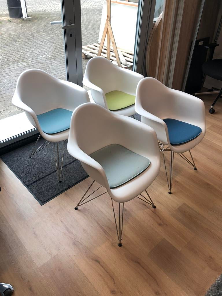 Set van 4 vitra look stoelen (zie foto's) t.e.a.b, Ophalen of Verzenden