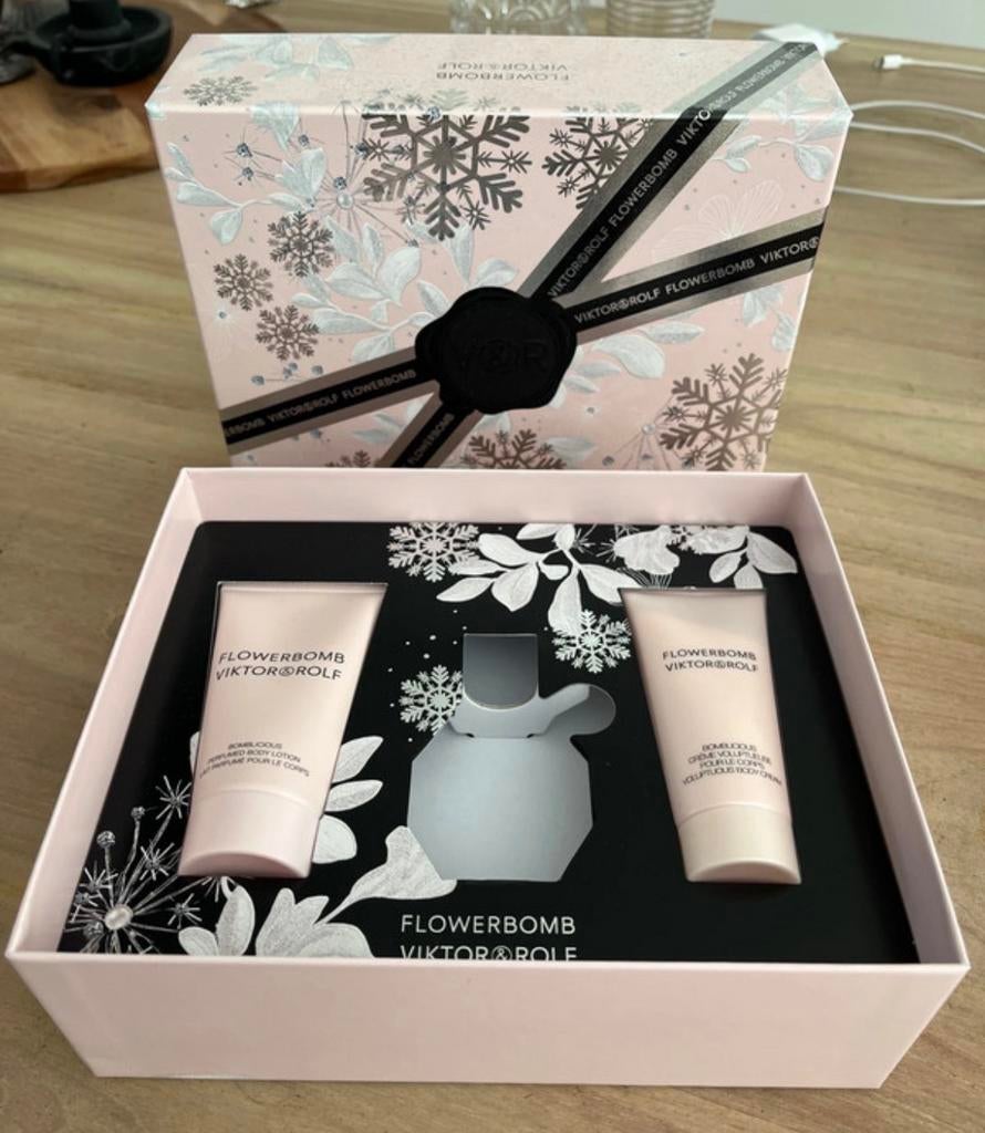 Flowerbomb Viktor & Rolf Set (Zonder Parfum), Sieraden, Tassen en Uiterlijk, Uiterlijk | Parfum, Ophalen of Verzenden, Nieuw