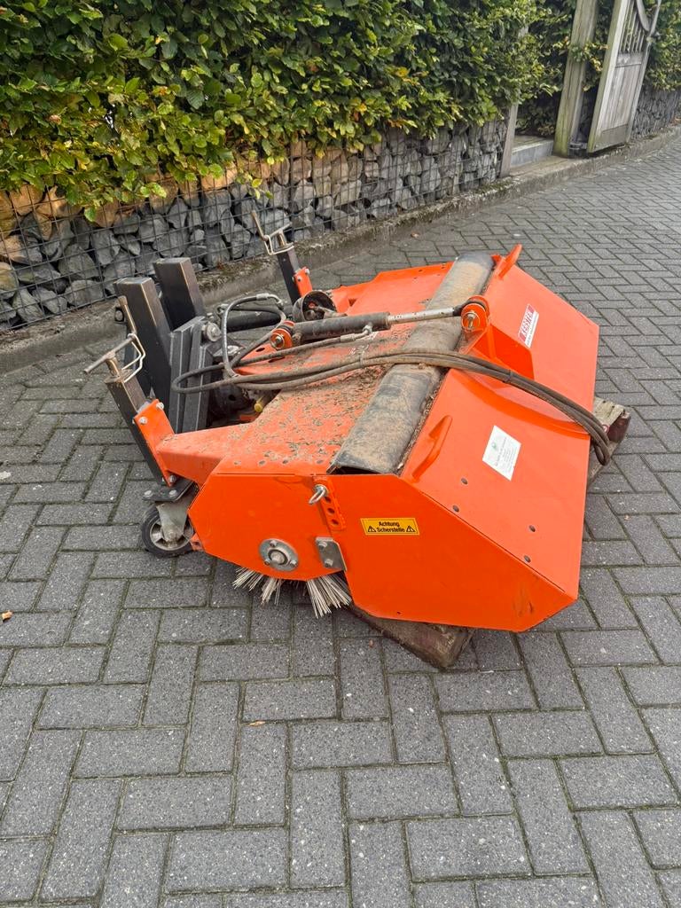 Veegmachine tractor met zwenk functie! Nieuw niet gebruikt., Zakelijke goederen, Agrarisch | Werktuigen, Ophalen of Verzenden