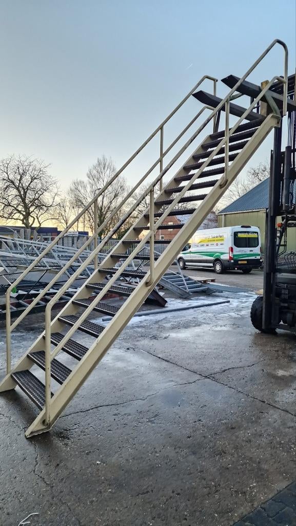 Stalen trap beige. Hoog 3,25mtr. Nog008, Ophalen of Verzenden, Zo goed als nieuw, Trap