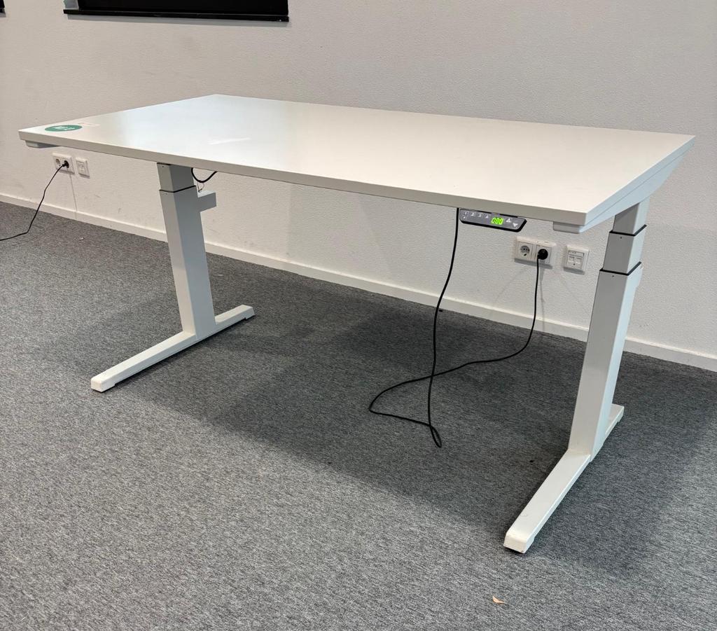Steelcase elektrisch verstelbaar zit sta bureau, Ophalen, Elektrisch, Zo goed als nieuw