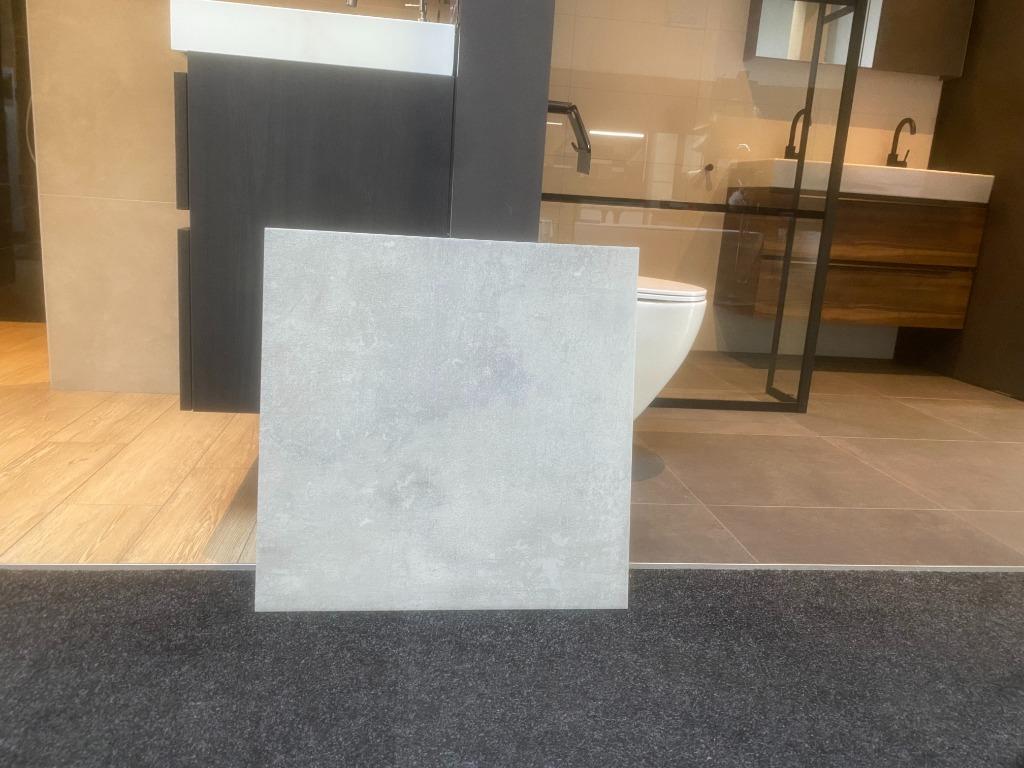 Restpartij tegels lichtgrijs 60 x 60 cm uitverkoop, Ophalen, 60 cm of meer, Nieuw, 10 m² of meer