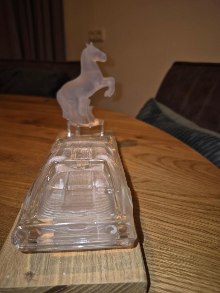 Glazen sculptuur van sportwagen met steigerend paard, Ophalen of Verzenden