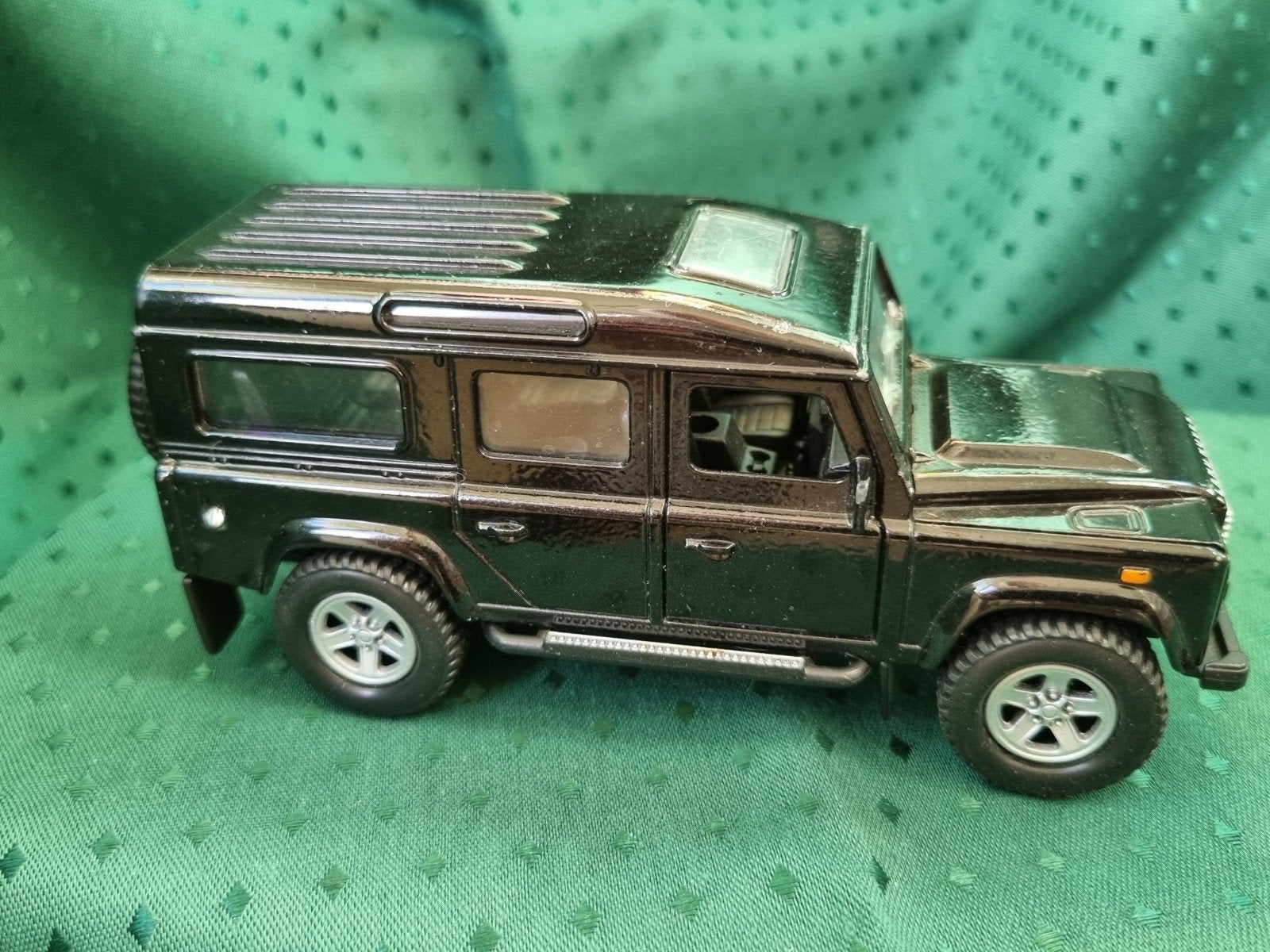Land Rover Defender Scale 1:31 Diecast model., Ophalen of Verzenden, Gebruikt