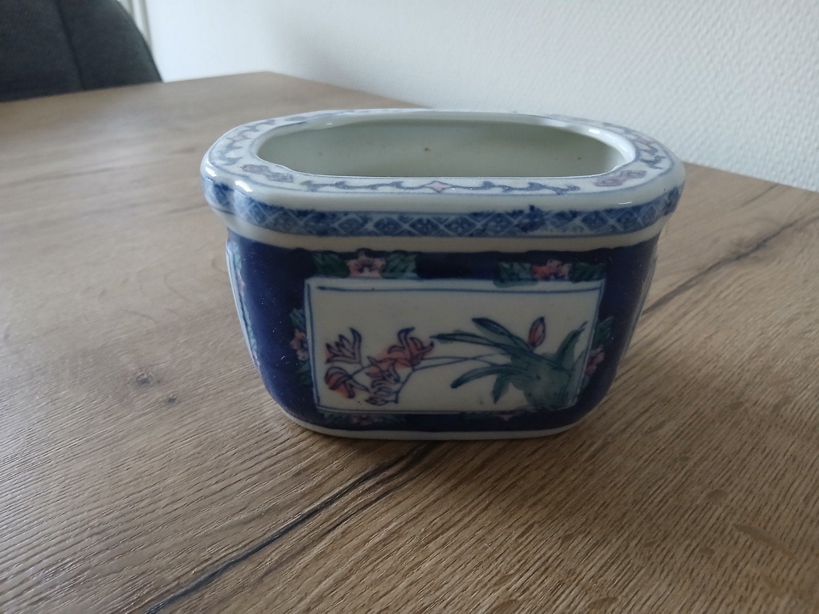 Oosterse bloempot met blauw-wit decor, Tuin en Terras, Gebruikt, Ophalen of Verzenden, Aardewerk, Minder dan 40 cm