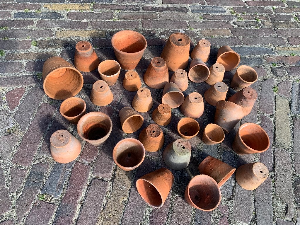 Foto 23 van Antieke handgemaakte aardewerken kweekpotjes
