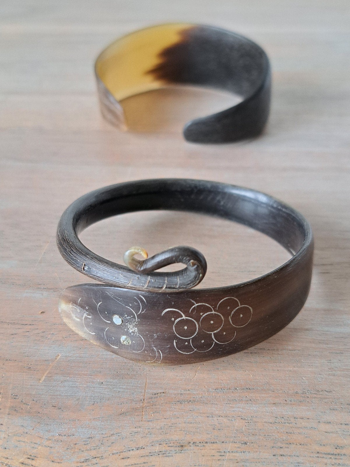 2 armbanden van hoorn antiek/ vintage, Ophalen of Verzenden