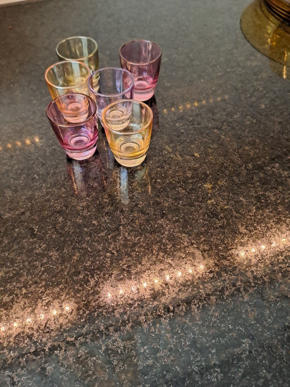 TE KOOP: 6 OUDE GEKLEURDE VINTID BORRELGLAASJES, Ophalen, Zo goed als nieuw, Poppenhuis