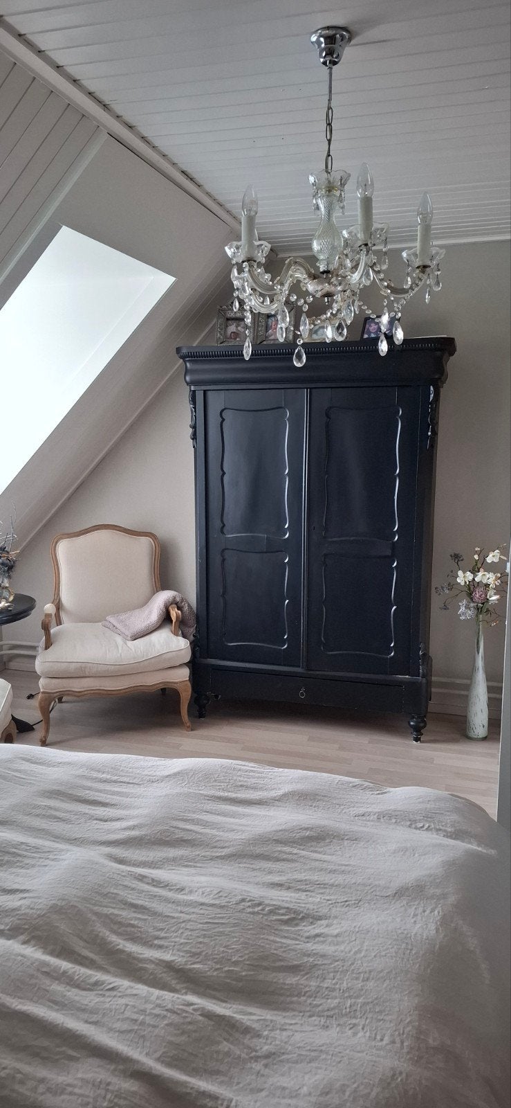 Elegante Zwarte Kledingkast met Klassieke Details, Ophalen of Verzenden