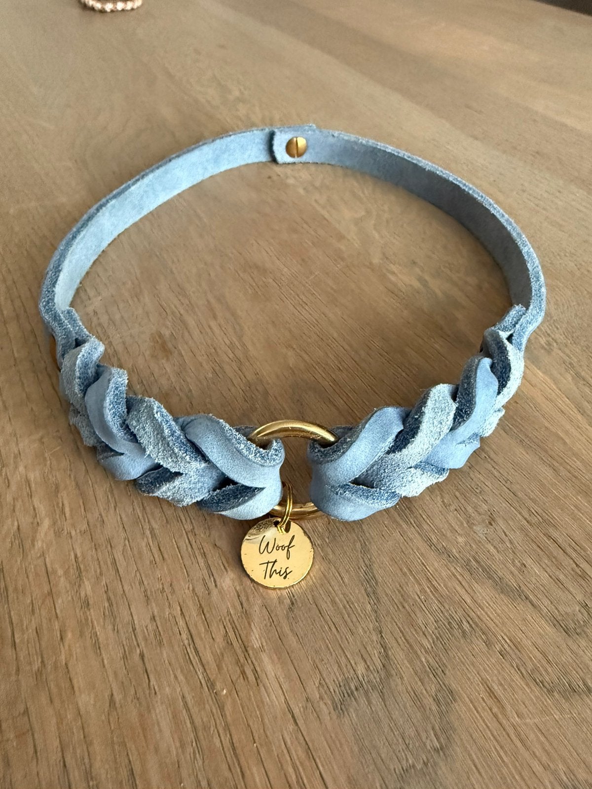 Woof this ID collar halsband vetleer hond pastel blauw goud, Ophalen of Verzenden, Nieuw, Halsband