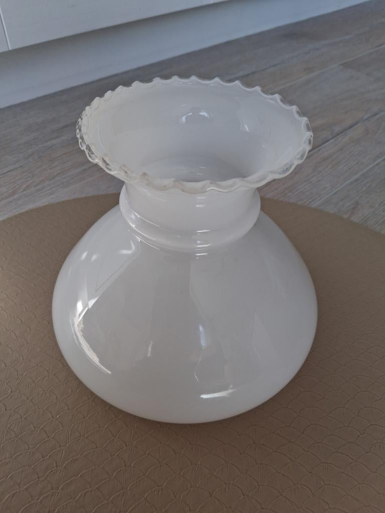 Witte glazen lampenkap met golvende rand, Huis en Inrichting, Lampen | Lampenkappen, Wit, Rond, Ophalen of Verzenden, Minder dan 25 cm