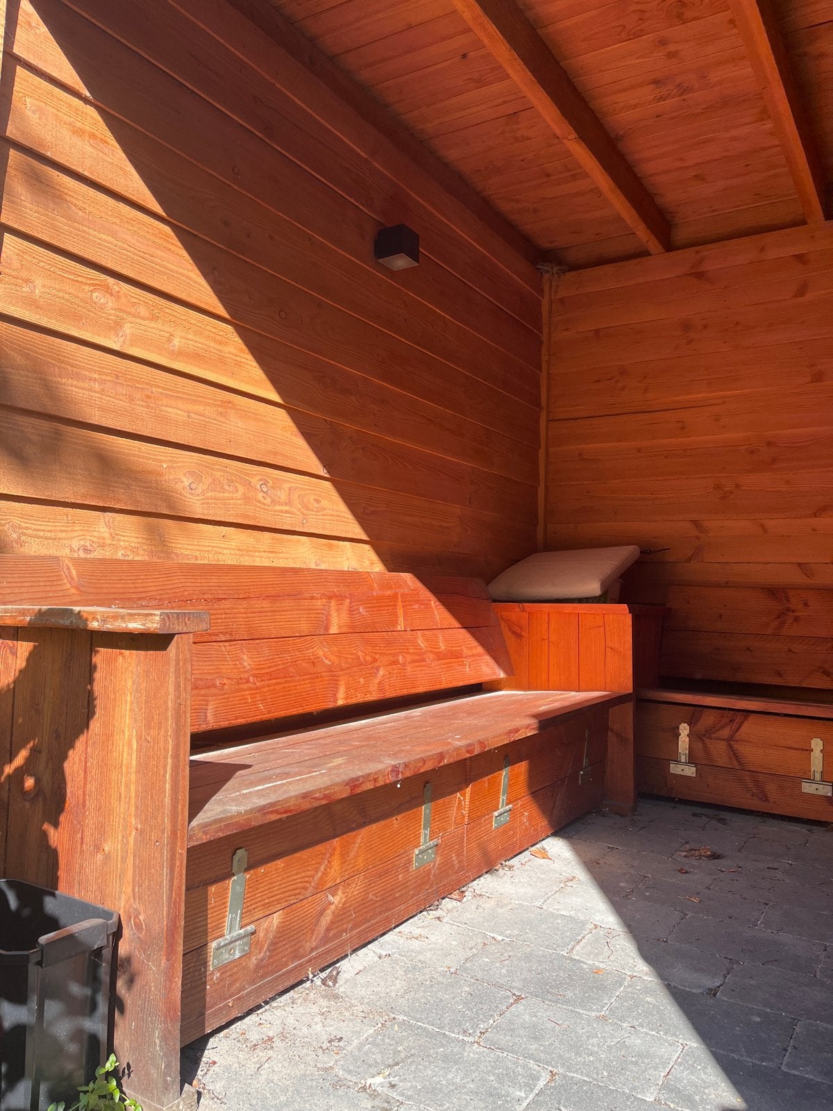 Twee houten tuinbanken met opbergruimte, Ophalen, Gebruikt, Hout