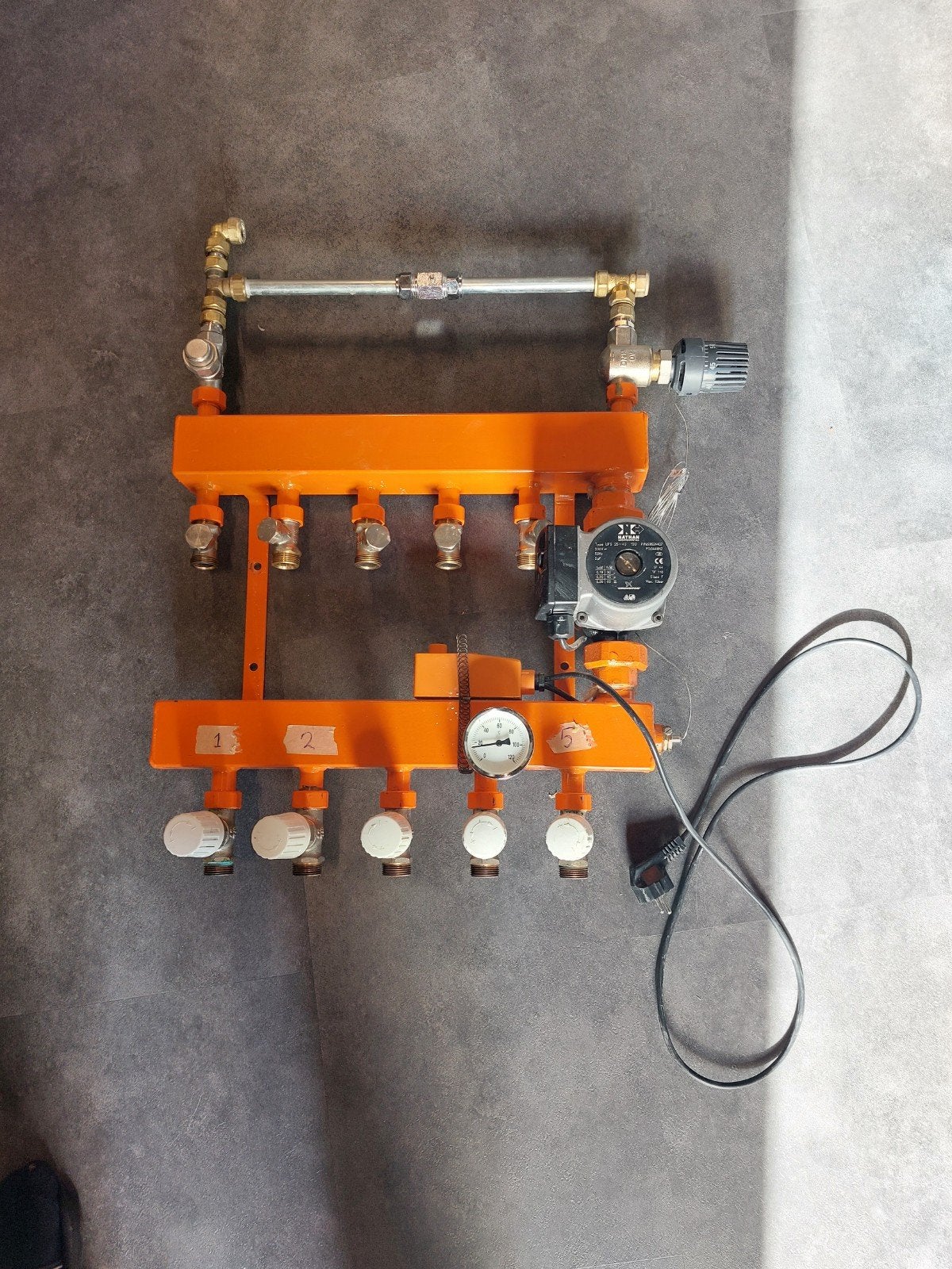 Vloerverwarming verdeler met Grundfos pomp, Ophalen