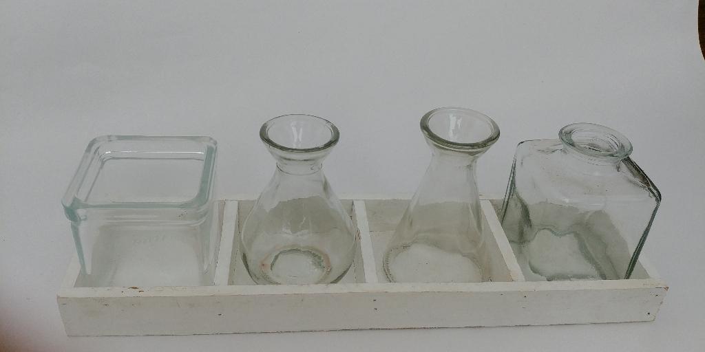 Leuk houten set - tray met 4 glazen bloemenvaasjes, Wit, Ophalen of Verzenden, Minder dan 50 cm, Glas