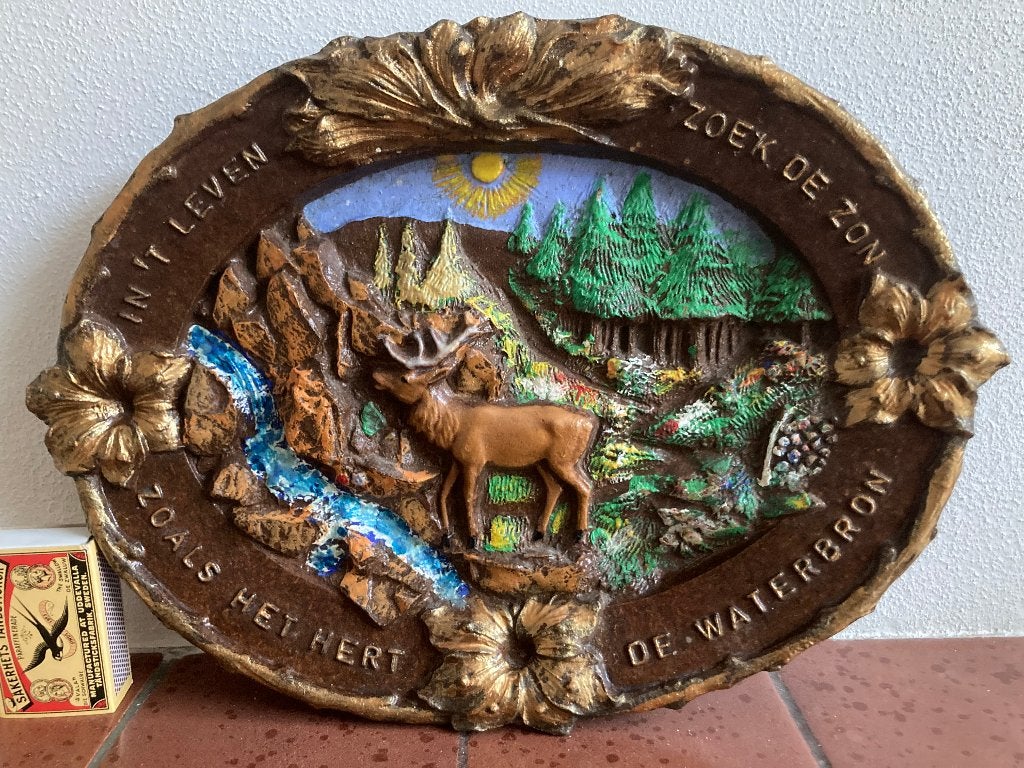 Kitsch ovaal wandbordje spreukbordje met hert dennenbomen, Ophalen of Verzenden