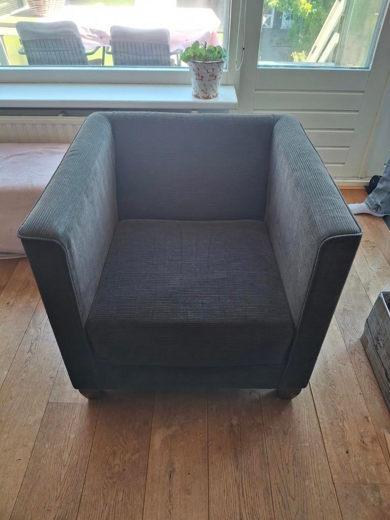 2 donkerbruine rib stoelen in kubus model, Huis en Inrichting, Fauteuils, Ophalen, Gebruikt, Stof, 50 tot 75 cm