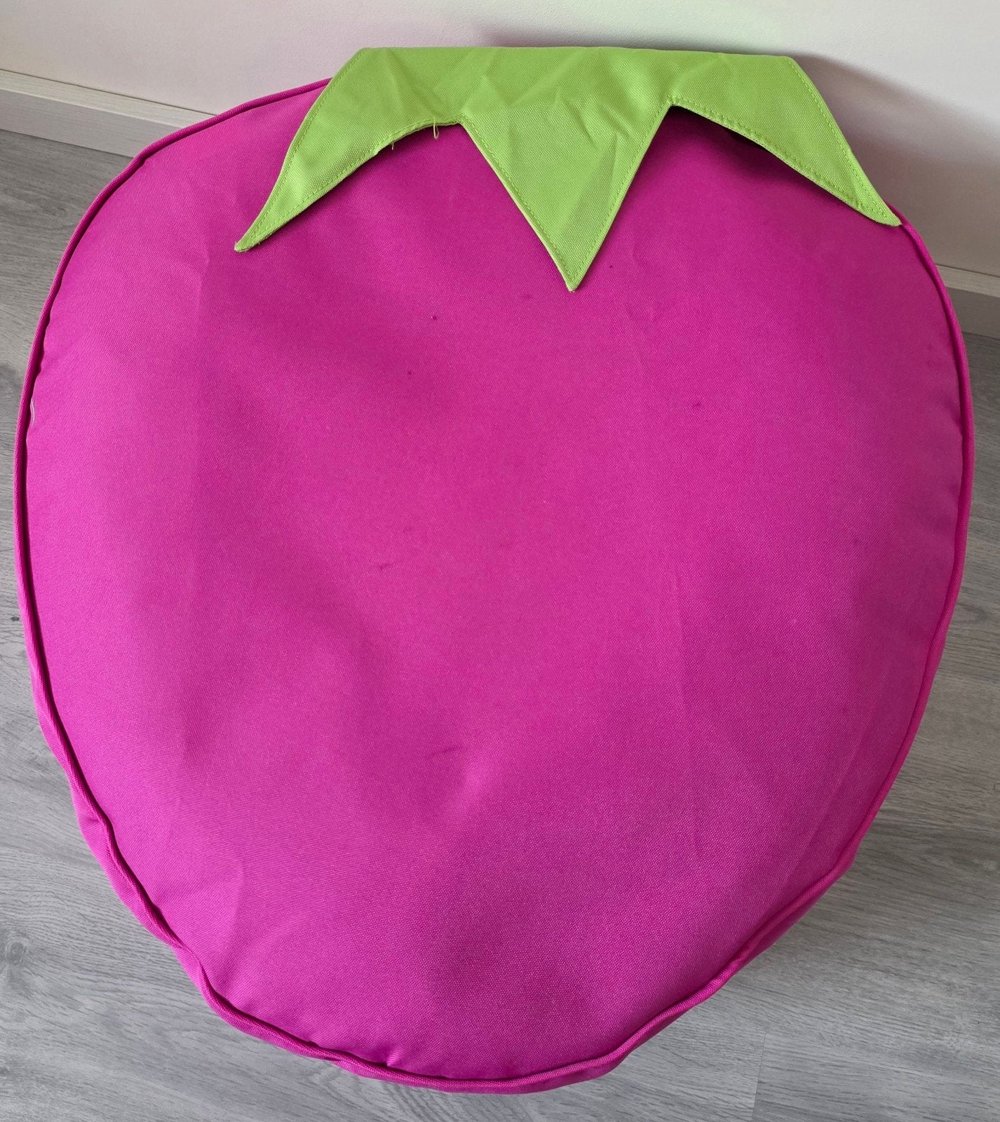 Opblaasbare zitzak in de vorm van een aardbei / aubergine, Huis en Inrichting, Zitzakken, Ophalen of Verzenden, Zo goed als nieuw