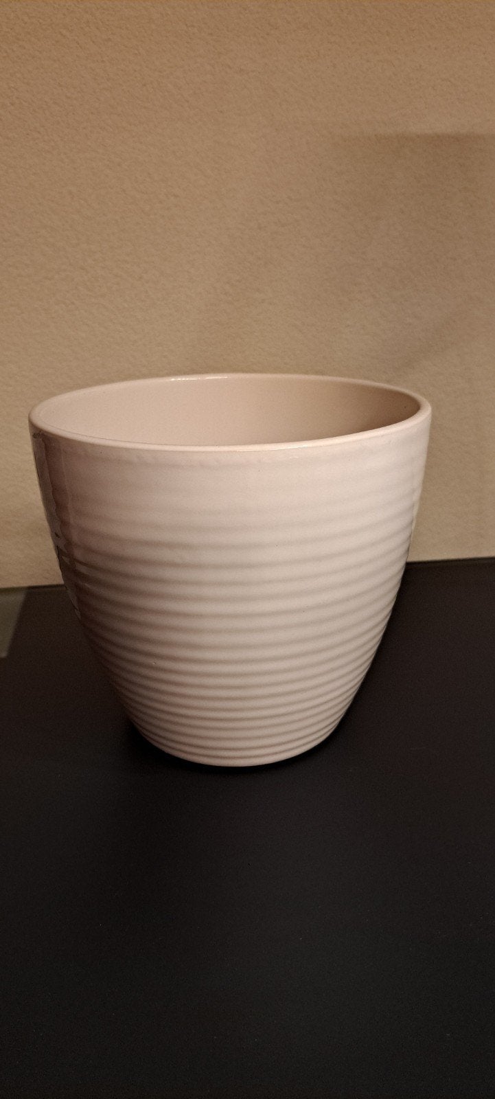 Mooie geribbelde witte bloempot.
De pot is 16 cm hoog., Tuin en Terras, Steen, Rond, Ophalen of Verzenden, Minder dan 40 cm