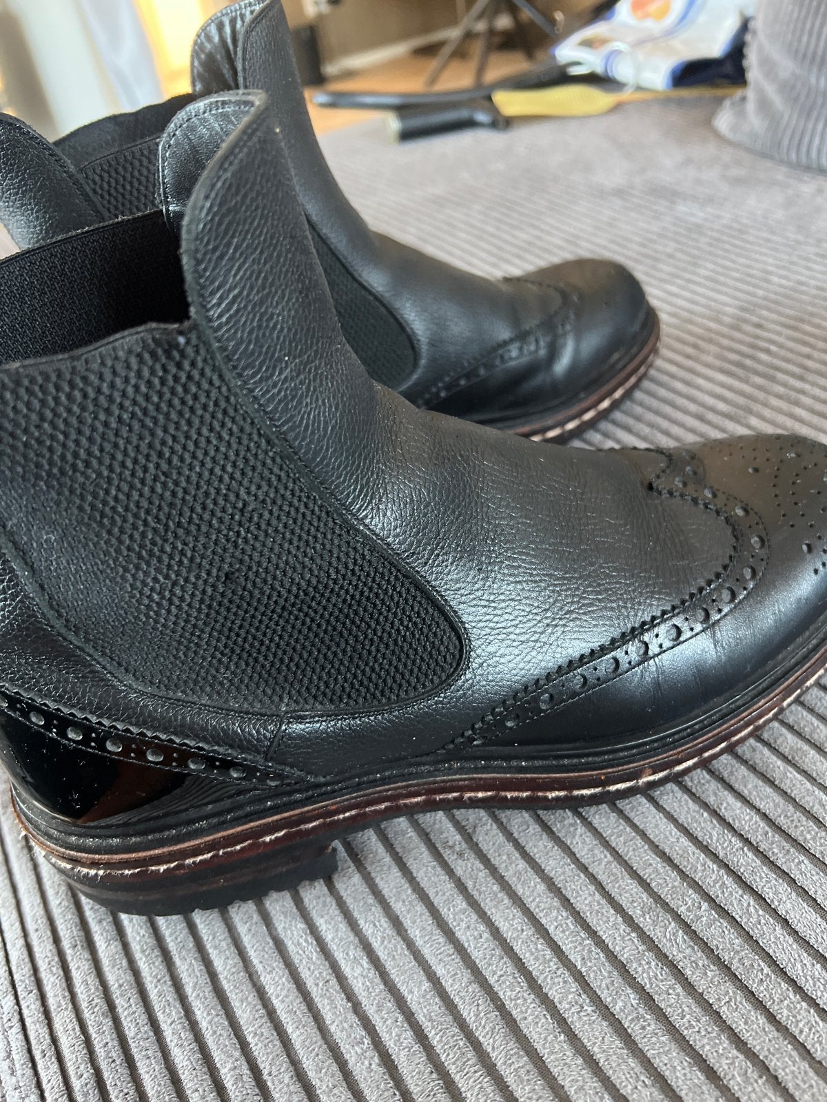 Santoni Zwarte leren enkellaarzen met brogue details, Ophalen of Verzenden, Zo goed als nieuw, Zwart, Lage of Enkellaarzen