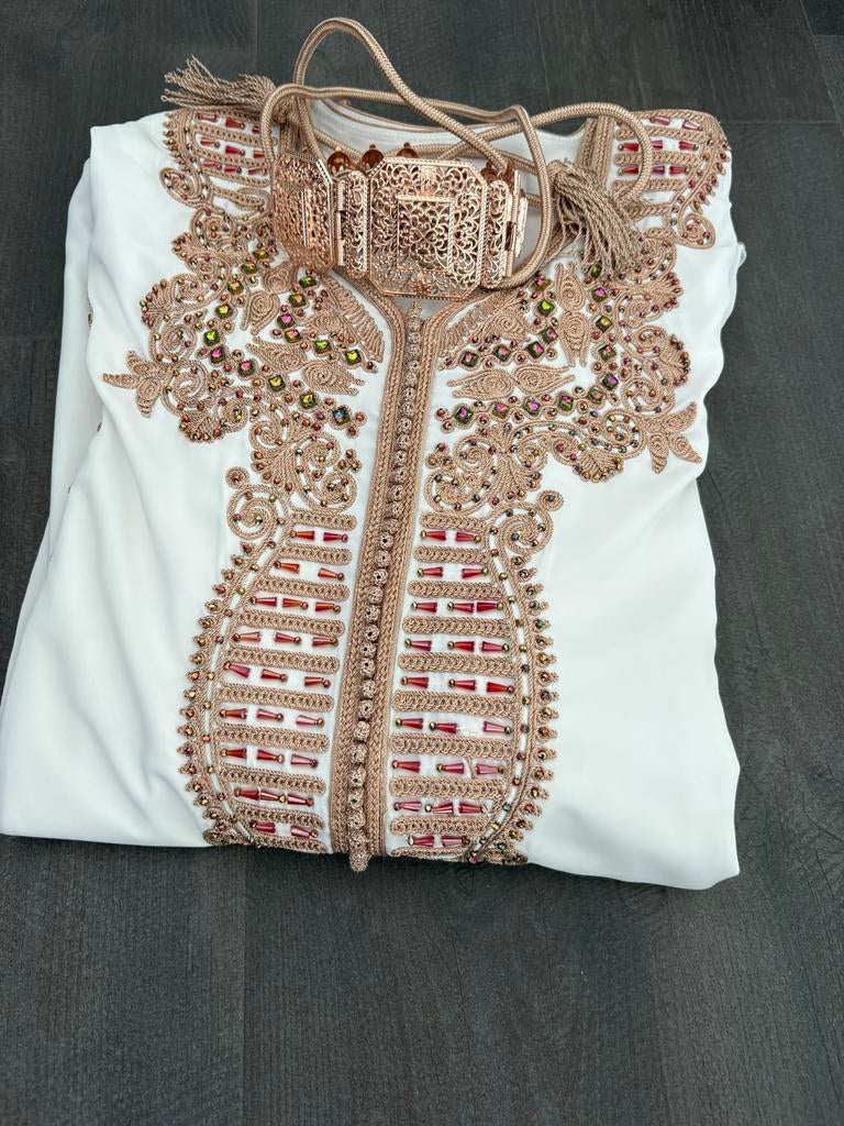 Taksita M/L met bijhorende riem, Kleding | Dames, Gelegenheidskleding, Maat 38/40 (M), Overige typen, Wit, Ophalen of Verzenden