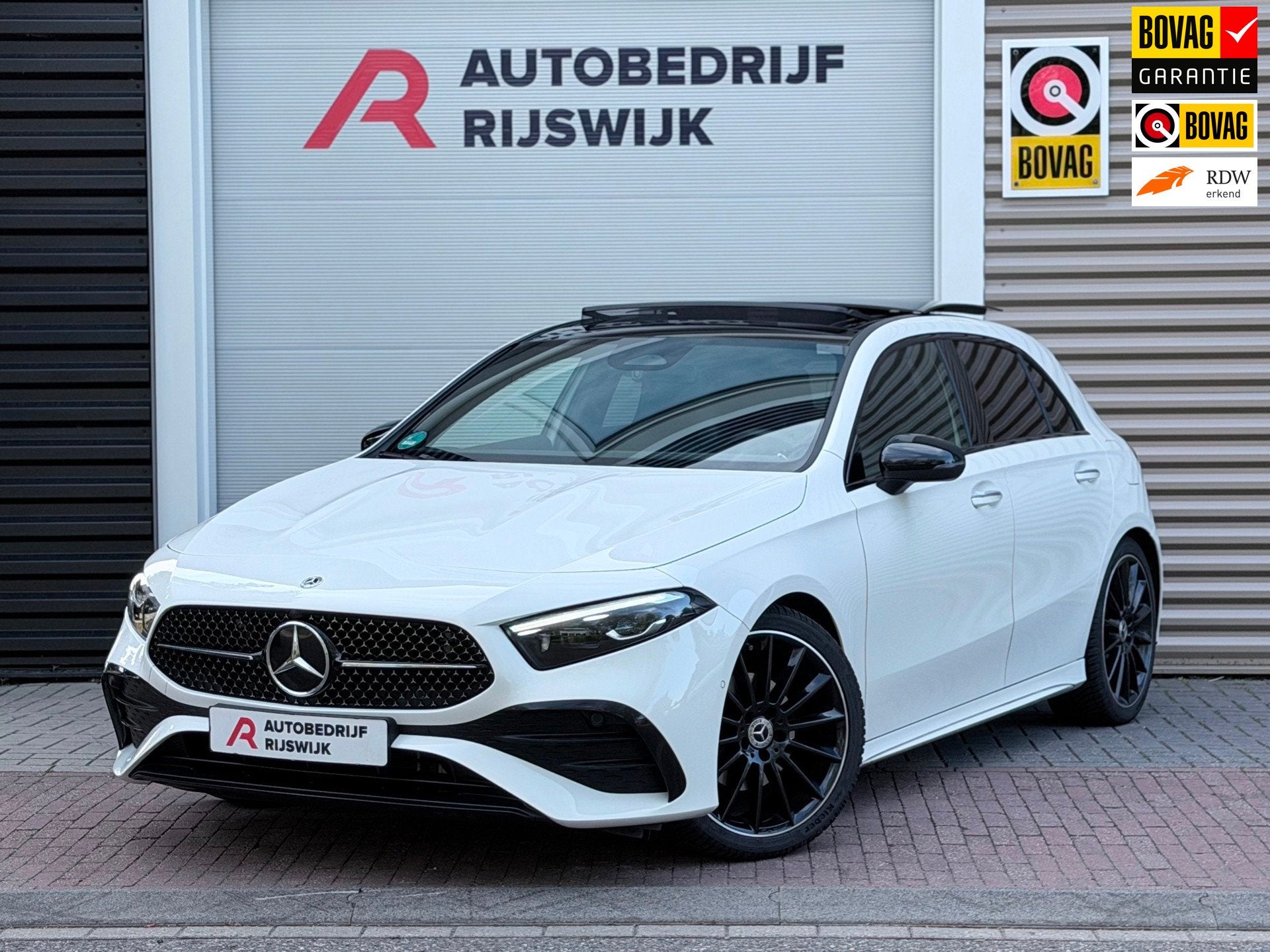 Mercedes-Benz A-klasse 180 AMG Night Edition Pano/Camera/Sfe, Auto's, 12 maanden, 136 pk, Gebruikt, Alcantara