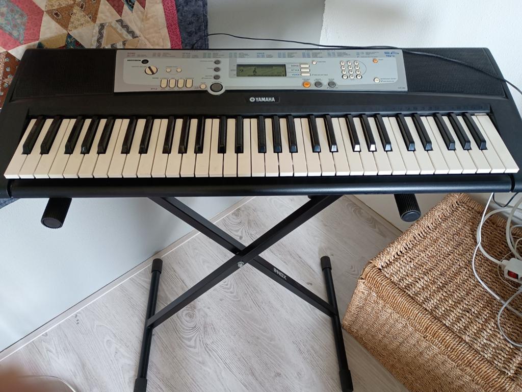 Yamaha keyboard ypt-200 met standaard., Ophalen, Yamaha, Met standaard, 61 toetsen