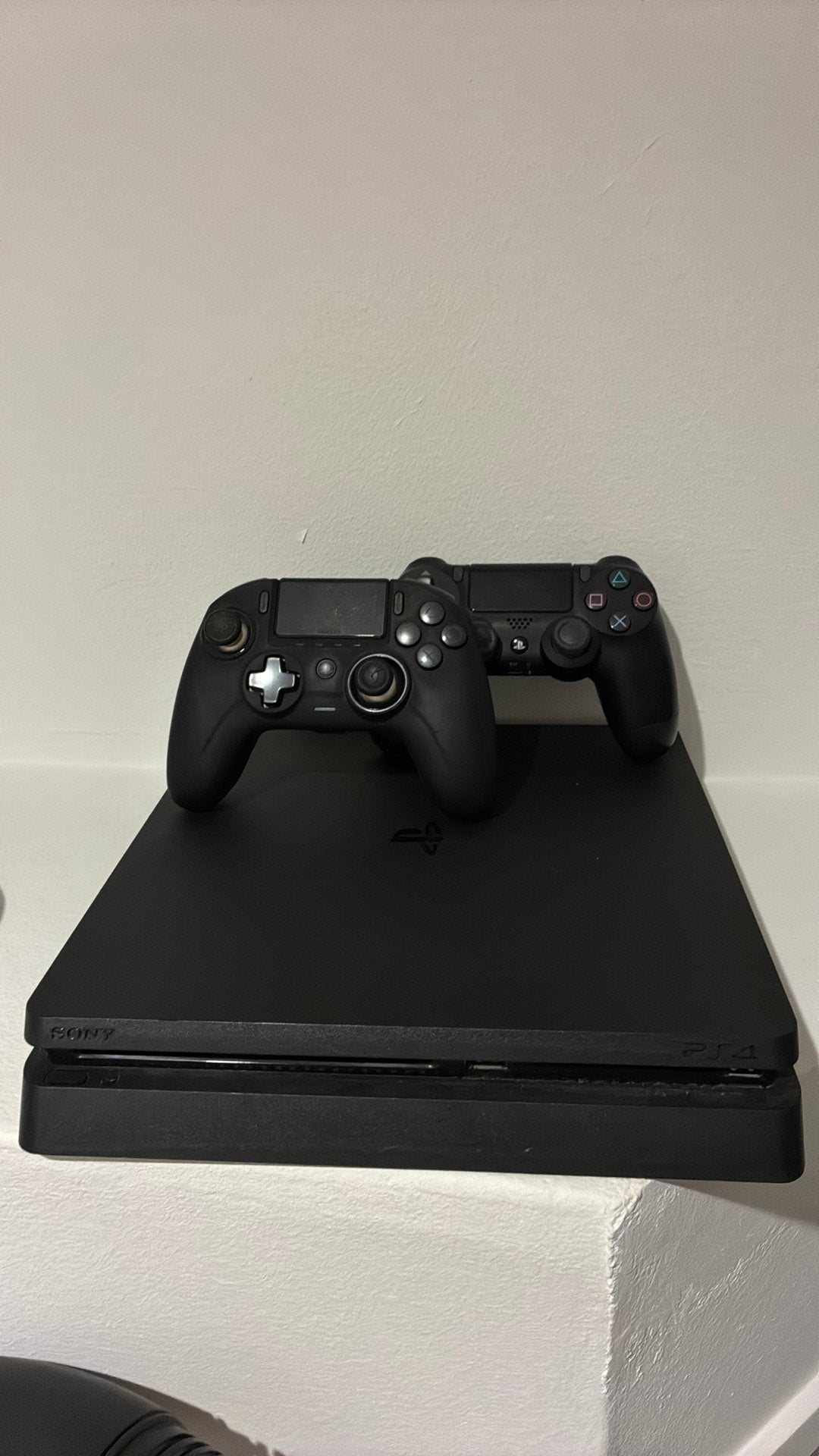 Playstation 4 slim, Gebruikt, Met 2 controllers, Ophalen of Verzenden, 1 TB