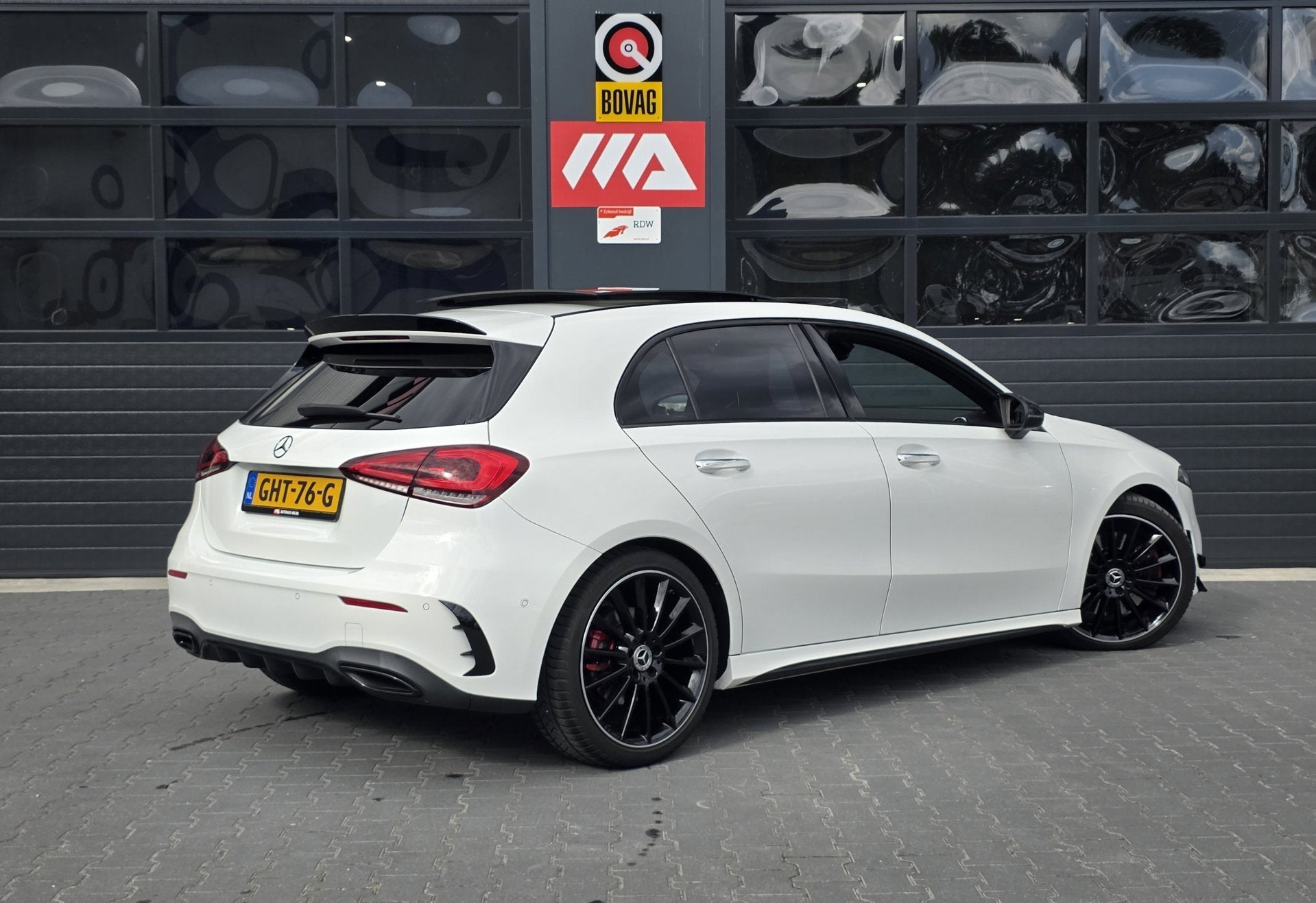 Mercedes-Benz A-klasse 250 4MATIC | PANO | 360 CAMERA | BURM, Auto's, Automaat, 4 cilinders, Leder en Stof, Wit