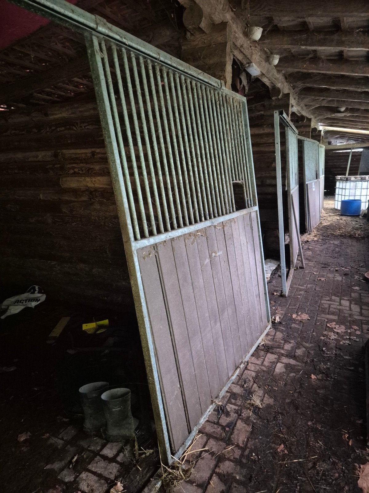 Voorwand voor paardenstal incl deur en kunstofplanken, Dieren en Toebehoren