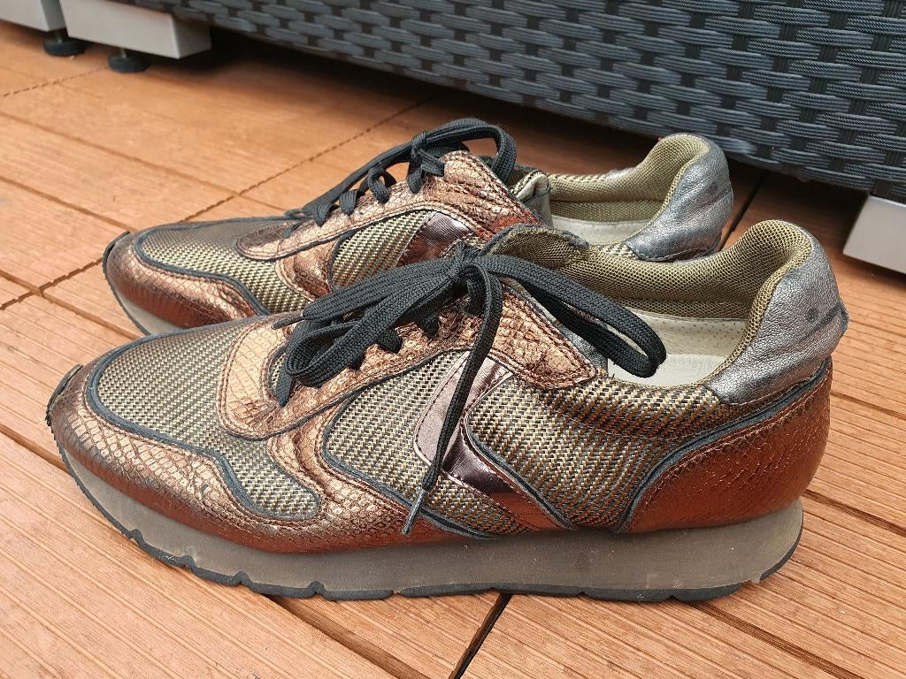 Voile Blanche mt.41 goudkleurige sneakers met rubber zool, Kleding | Dames, Schoenen, Overige kleuren, Voile Blanche, Ophalen of Verzenden