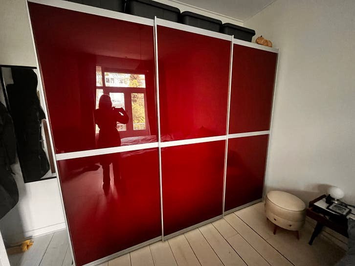 Kledingkast met rode schuifdeuren - gratis af te halen, Ophalen, Met plank(en), Gebruikt, 200 cm of meer