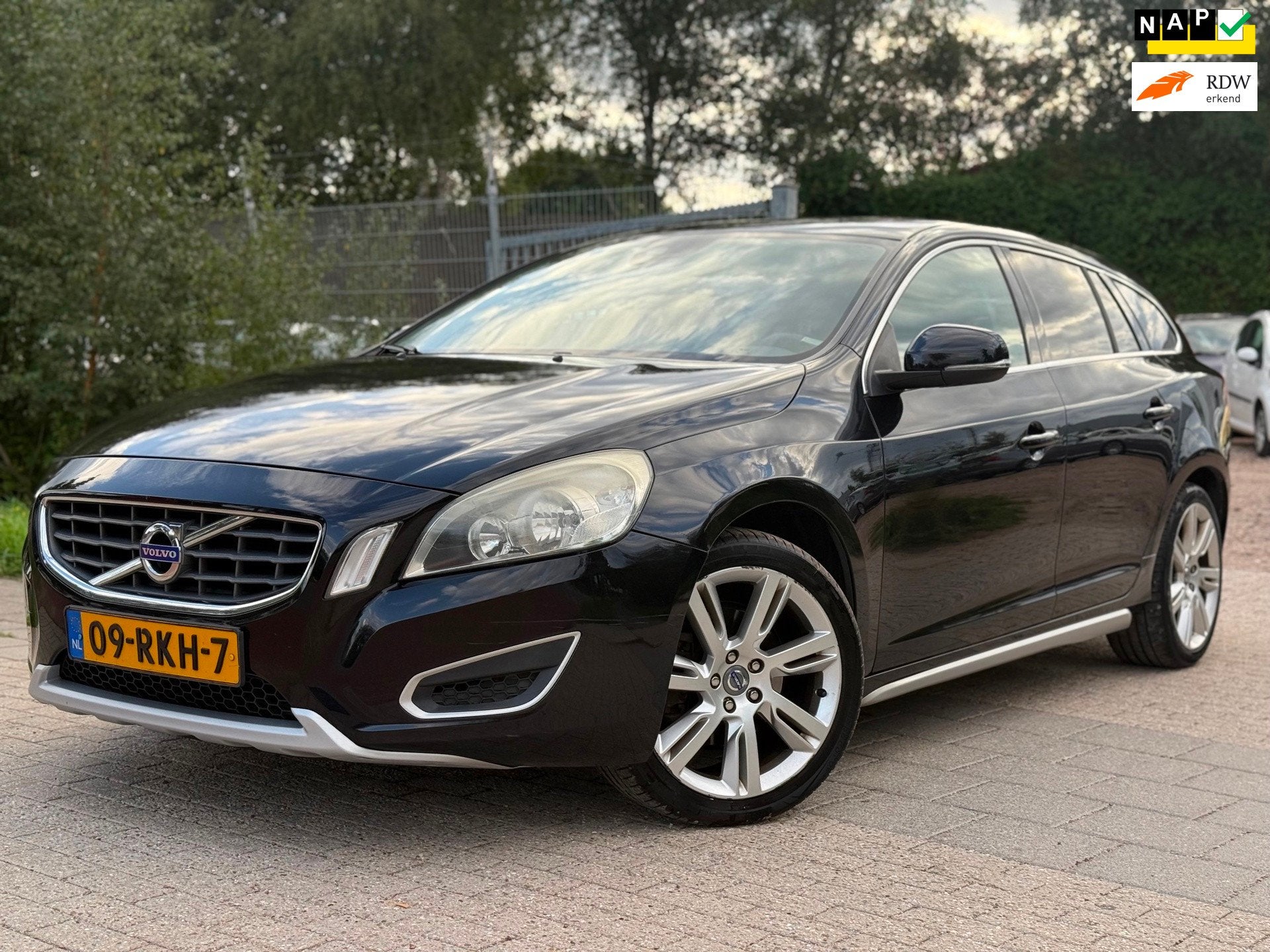 Volvo V60 1.6 T3 Momentum AIRCO CRUISE NAVI PDC TREKHAAK, Auto's, Volvo, Voorwielaandrijving, 15 km/l, Gebruikt, 4 cilinders
