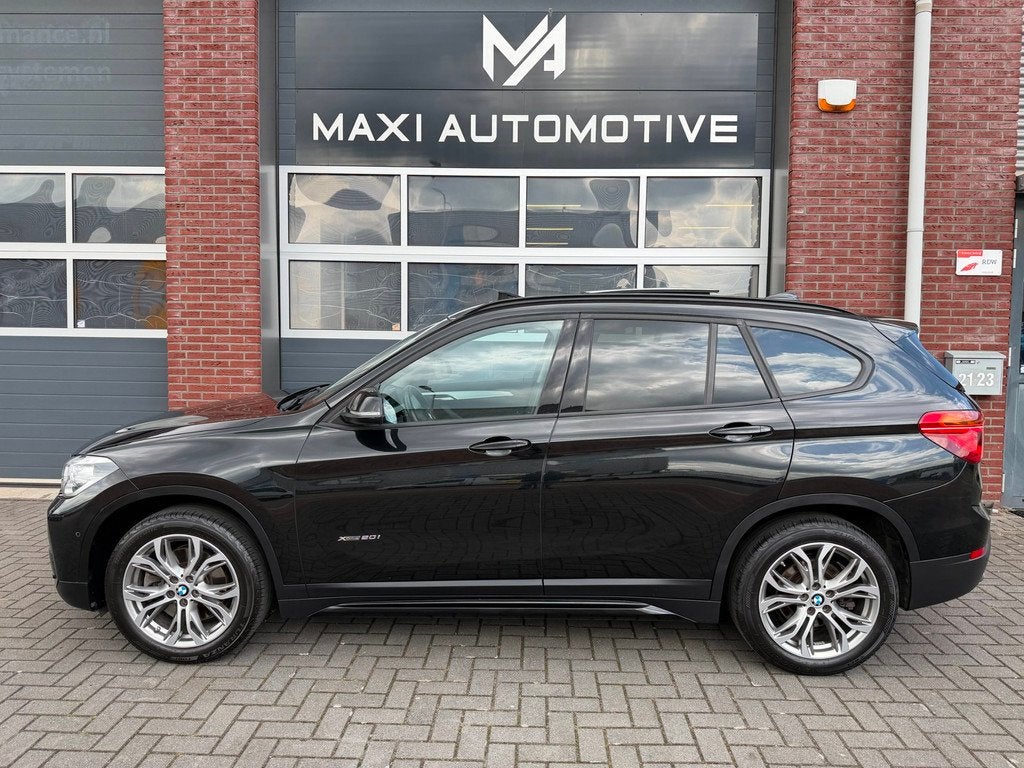 BMW X1 xDrive20i LED Pano Navi Trekhaak Stoelvw PDC Keyless, 1998 cc, Gebruikt, 2000 kg, Zwart