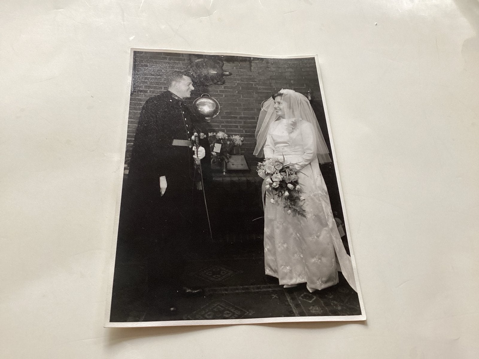 trouwfoto van militair en bruid, Agfa print, Gebruikt, Foto, Ophalen of Verzenden, 1940 tot 1960