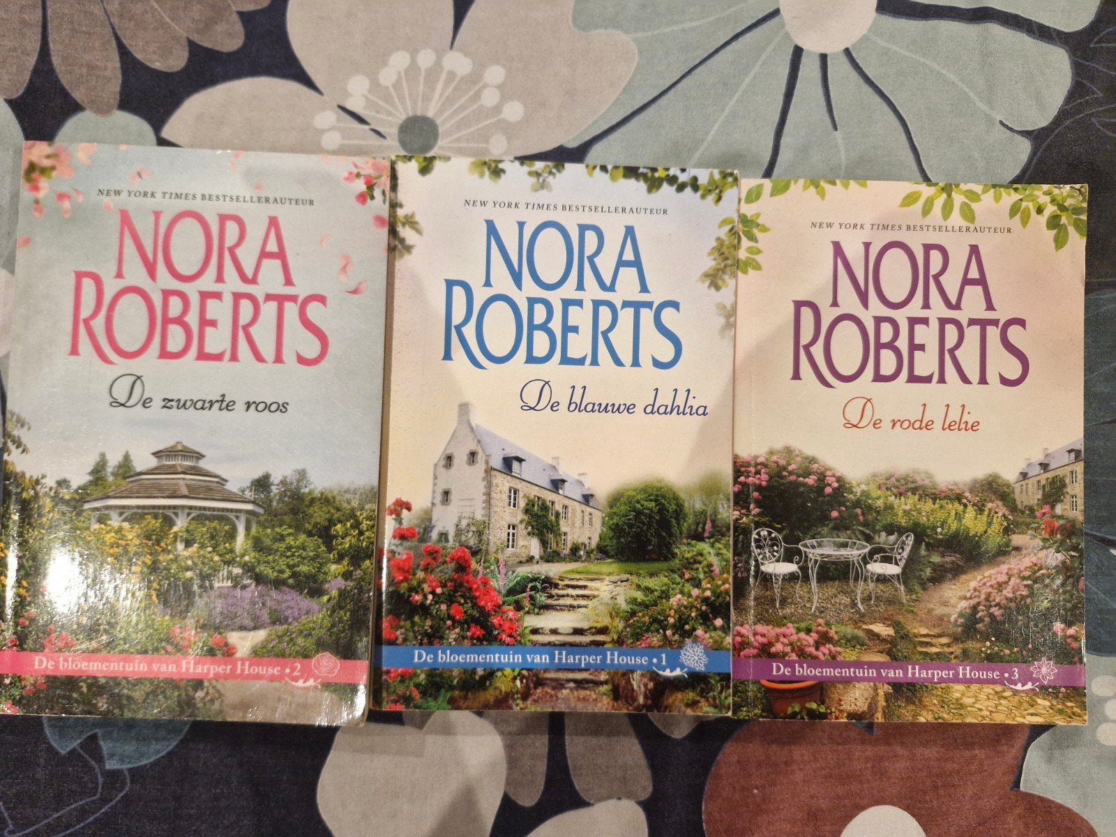 Nora Roberts - De bloementuin van Harper House trilogie, Boeken, Ophalen, Zo goed als nieuw, Nora Roberts, Nederland