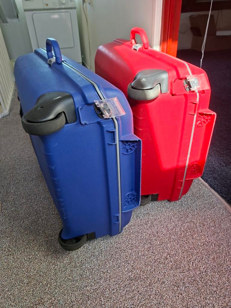 Set van 2 stevige koffers (blauw en rood) met wieltjes, Sieraden, Tassen en Uiterlijk, Koffers, 60 tot 70 cm, Wieltjes, Gebruikt