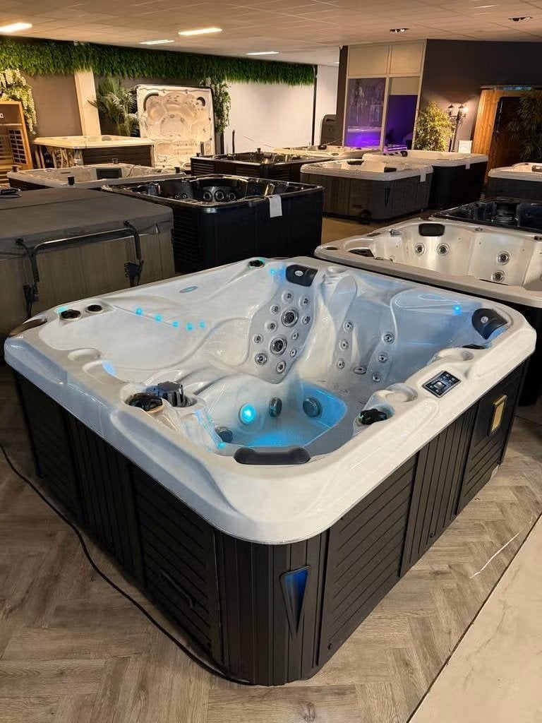 Spa/jacuzzi Luxe 5-Pers. 215 x 200 x 91 plug & play 220V, Ophalen, Zo goed als nieuw, Trap, Vast