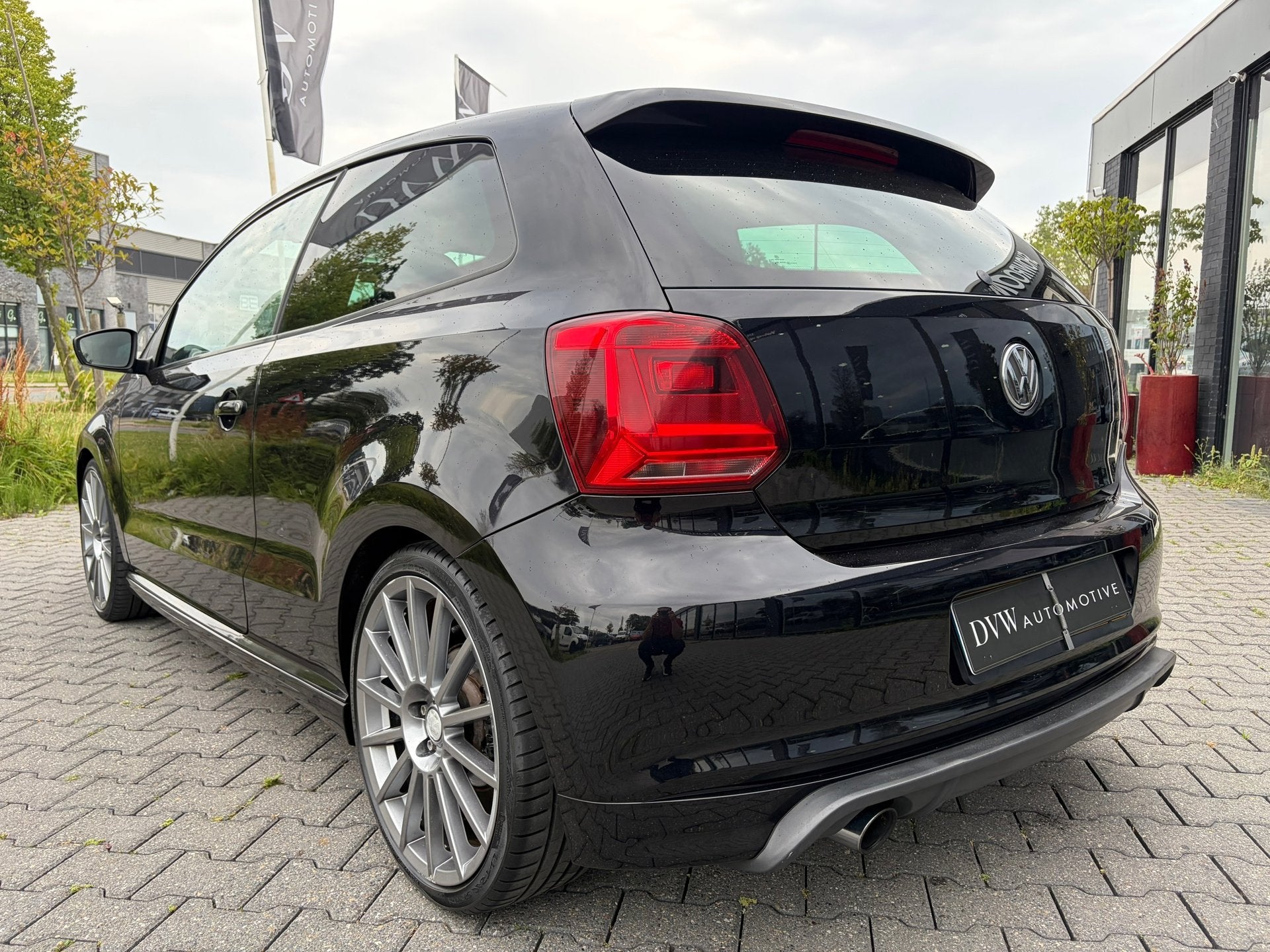 Volkswagen Polo 1.2 TSI R-Line Automaat, Auto's, Euro 5, Stof, Gebruikt, Zwart
