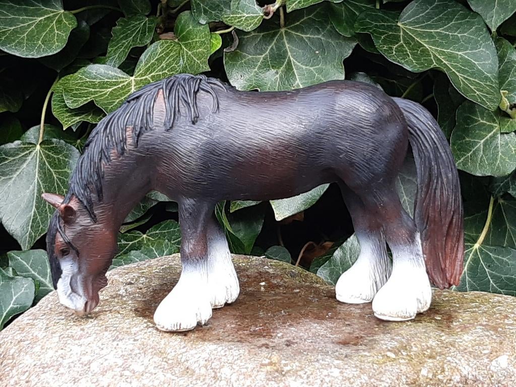Schleich grazende Shire merrie 13605, Ophalen of Verzenden, Zo goed als nieuw, Paard, Beeldje of Figuurtje