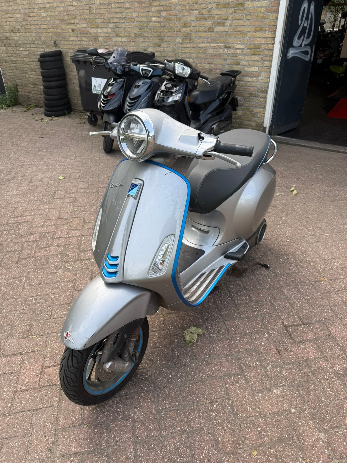 Vespa Elettrica bromscooter 45km elektrisch, Fietsen en Brommers, Scooters | Vespa, Ophalen of Verzenden, Zo goed als nieuw, Benzine