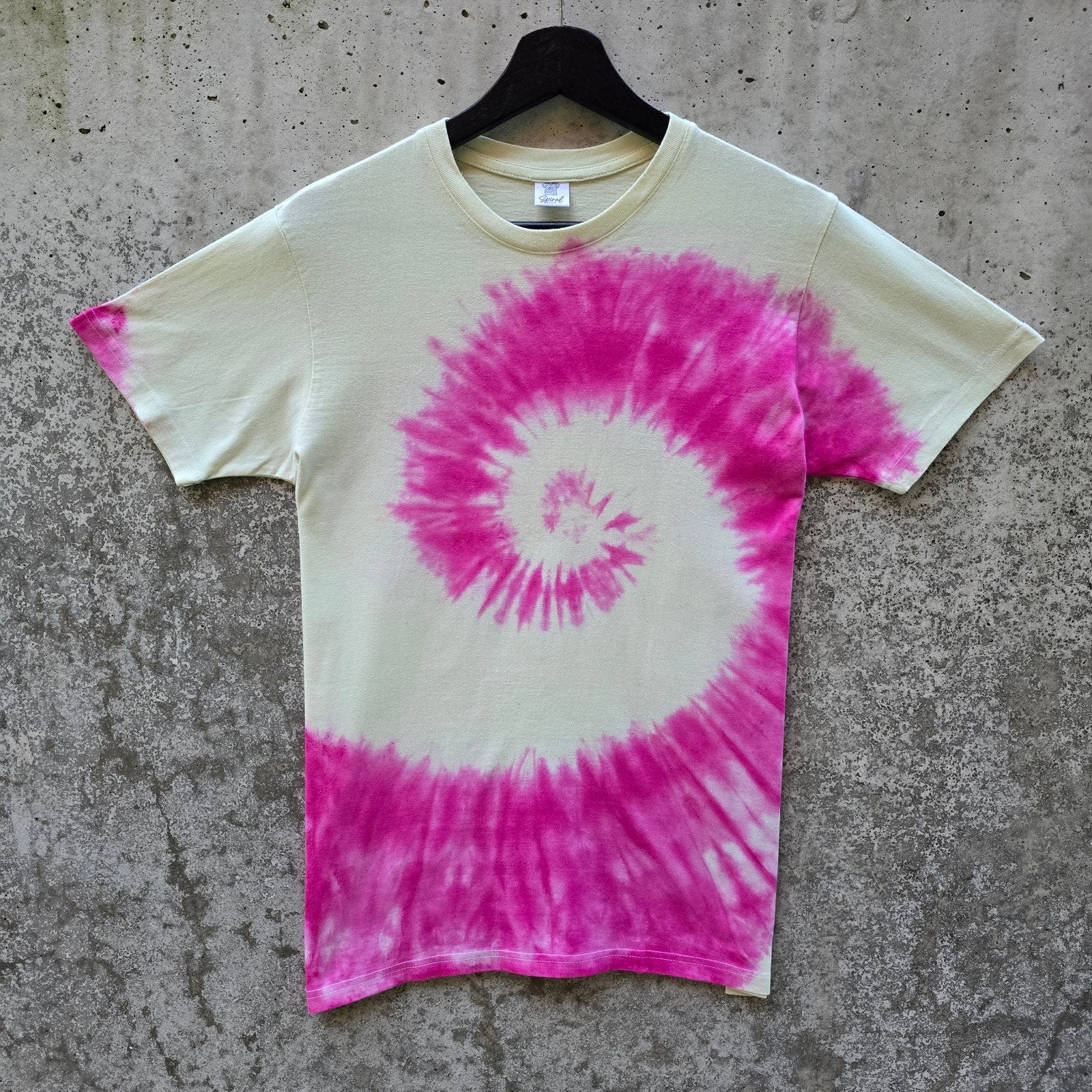 Roze - geel hippie spiral tie dye t-shirt unisex maat XS, Overige kleuren, Spiral Creaties, Nieuw, Ophalen of Verzenden